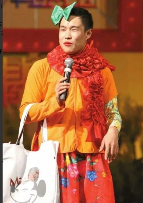 2004年，小沈阳去商演被逼喝酒，喝了20瓶后，对方还逼他喝，他就说：“喝一瓶1