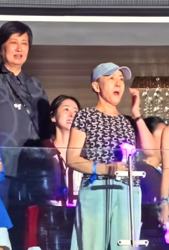 那英在台上喊出殷秀梅名字时，台下宋丹丹的笑容瞬间僵在脸上。演唱会聚光灯打向观众席，那英先给前辈殷秀梅