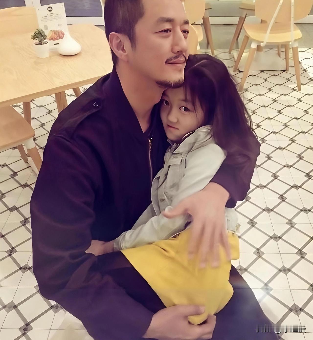 李亚鹏哭诉自己被女儿李嫣拉黑。​李亚鹏在给嫣然天使基金公益直播时，曾无奈地说