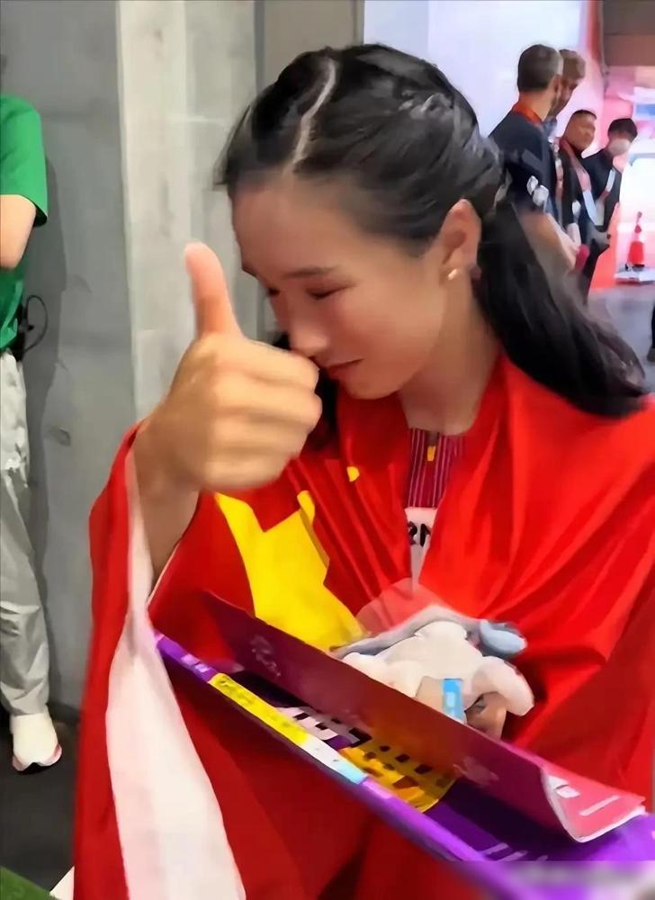 陈妤颉说，我服了你们了，原以为是学校老师给我邮寄的加练的补充习题，没想到是2本关