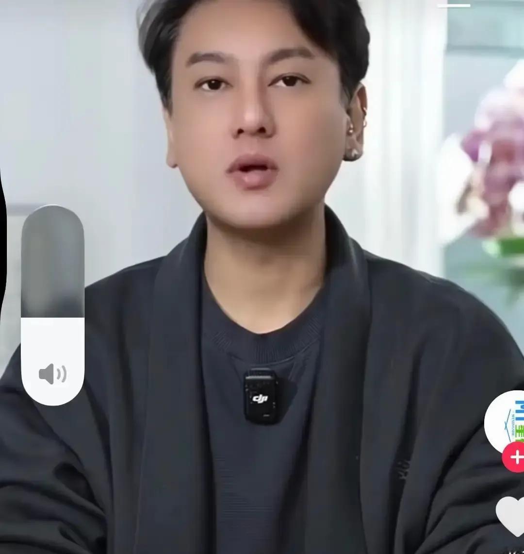 他们拆了F4，想用周杰伦和阿信再拼一个。直播里，朱孝天笑着摇头：“我没收到任何