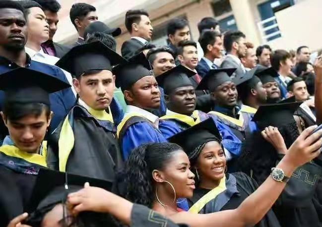 高校要丢掉国际化和崇洋媚外这种思想,应该有民族自豪感,而不是花钱请一些没文化的留