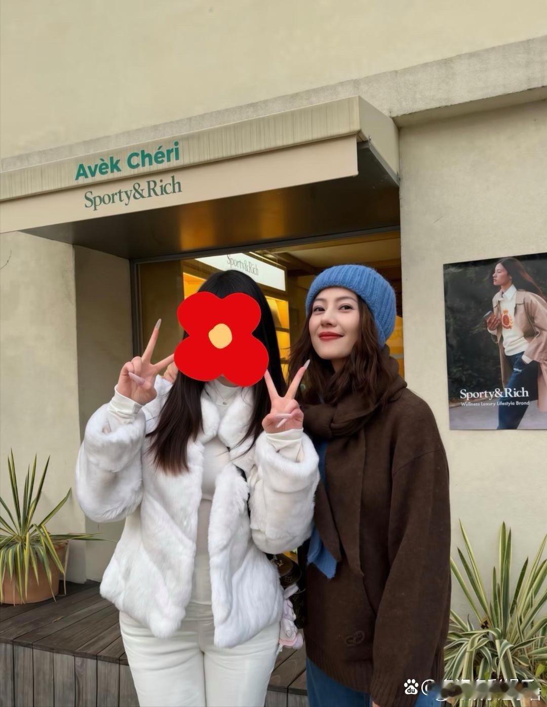 高圆圆去首尔逛街被偶遇啦，这么近距离看到本人，发现她超级漂亮又温柔！