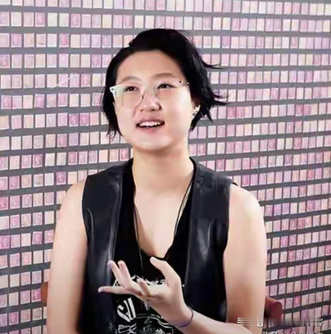 别让过去困住你将来的路。吴卓林，新年快乐看你过得好，你哥房祖名倒放心了，往后