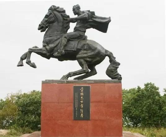 1943年，日本陆军中将南木世隆，骑着高头大马，得意洋洋地视察军事基地，没想到，