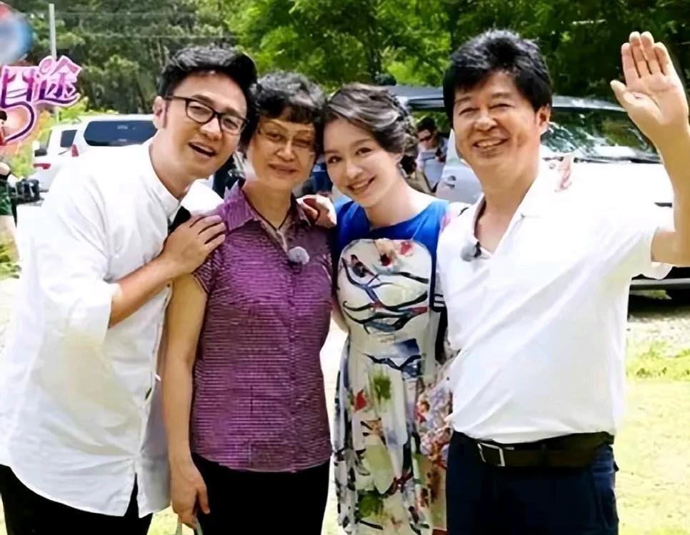 独生女文薇的一跪给自己跪下了一段好姻缘，现在一家三口在不同领域都大放光彩，自己娘