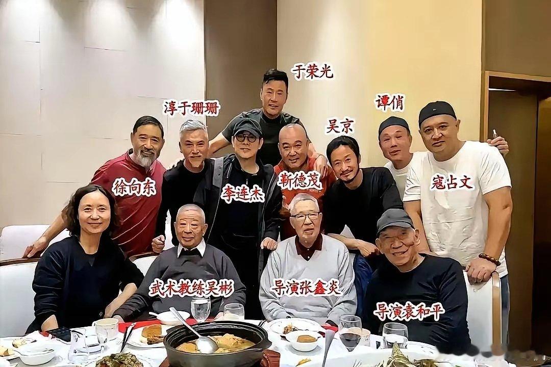 都说吴京飘了，可他组的这个局，你看照片里坐着的，半个武林都得喊声爷。照片里，吴京