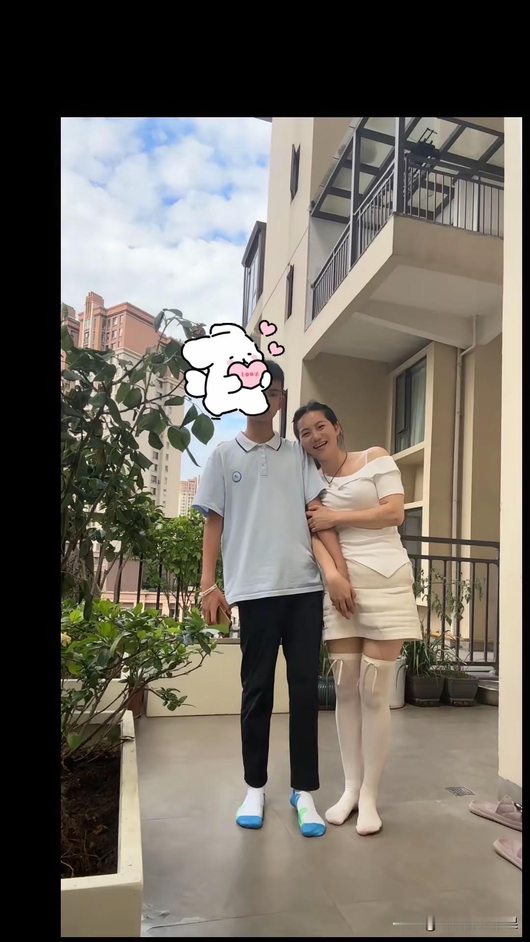 儿子都那么高了，妈妈气质还那么好，太牛了吧？