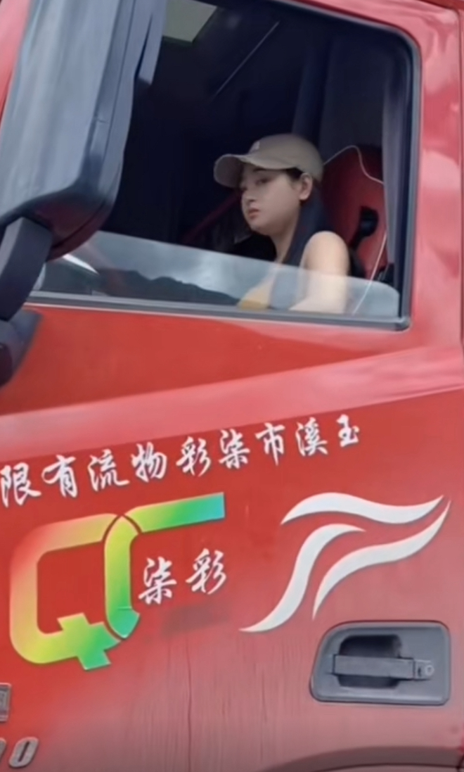 318路上的半挂女司机。。。