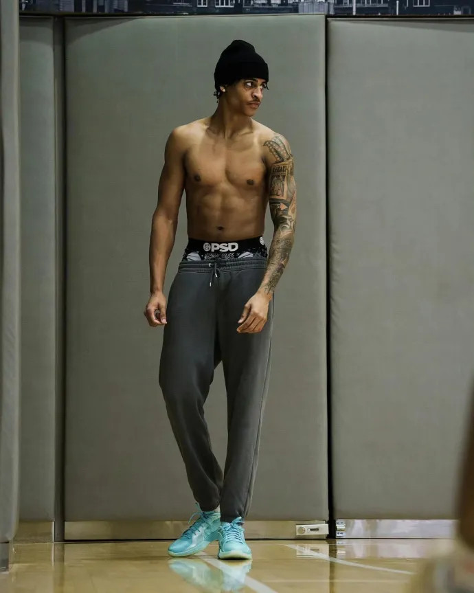 好像球二代都遗传不了父亲的大体格？这是安东尼儿子基扬的身材～