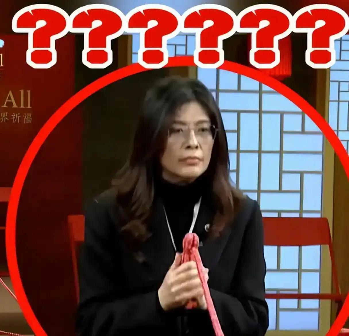 这也太奇怪了，国民党主席郑丽文除夕夜出席法鼓山撞钟祈福仪式时，手握红绳之时突然发