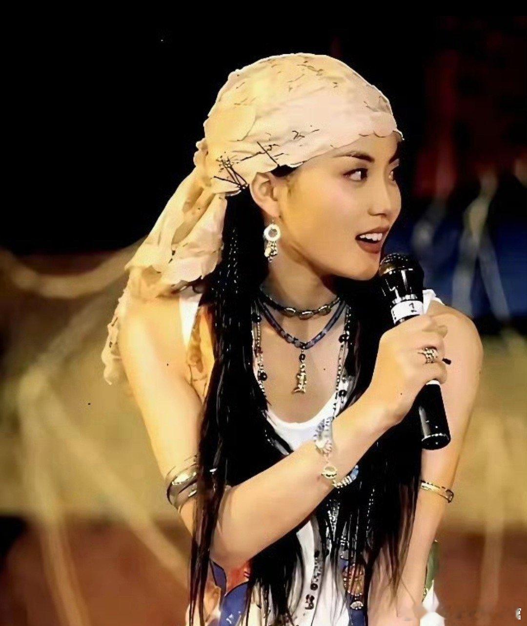 同样都是戴头巾，王菲，张柏芝谁戴好看