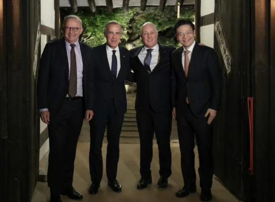 韩国庆州刚办完的APEC峰会,简直比邻里街坊的热闹事还抓眼球,一边是美国当家人参