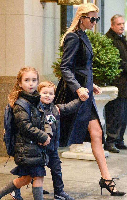 小时候的伊万卡依偎着母亲好可爱，她母亲看起来好温柔。后来她长大了，身材一流，牵着