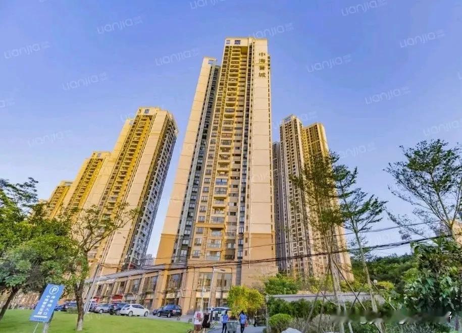 中海誉城小区，当年在广州科学城板块也是非常火的。那时在附近租房子，经常看到周末好