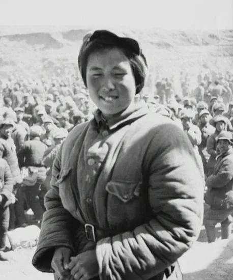 这是一张1947年拍摄于晋察冀军区张家口的旧照，看她笑的这么淳朴，你绝对想不到她