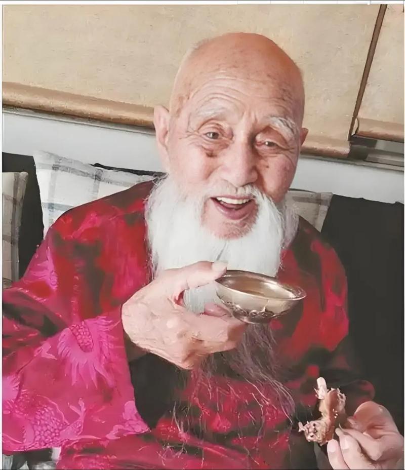 友友说的对，每个人都期望长寿，但能否达到健康长寿是可望而不可及的。因为长寿必须