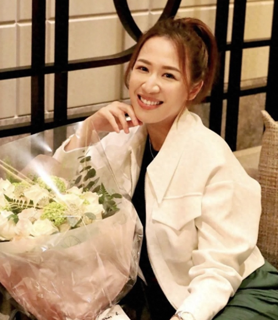 TVB前港姐岑杏贤现身婚礼，自曝想拍戏但不回大台