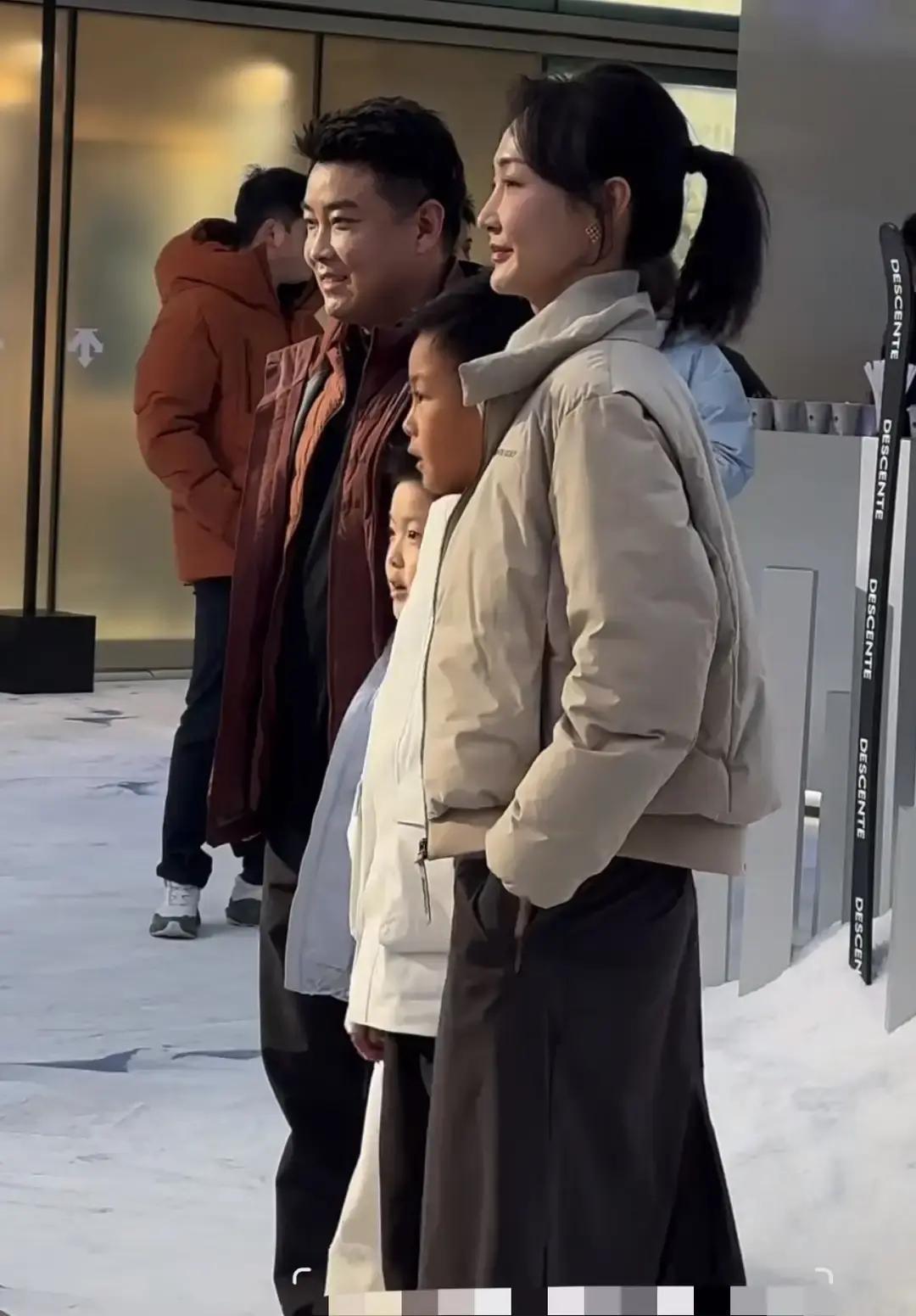 王皓带着老婆和俩儿子一起出席活动，现场画面挺温馨。老婆站在旁边，孩子穿着运动服