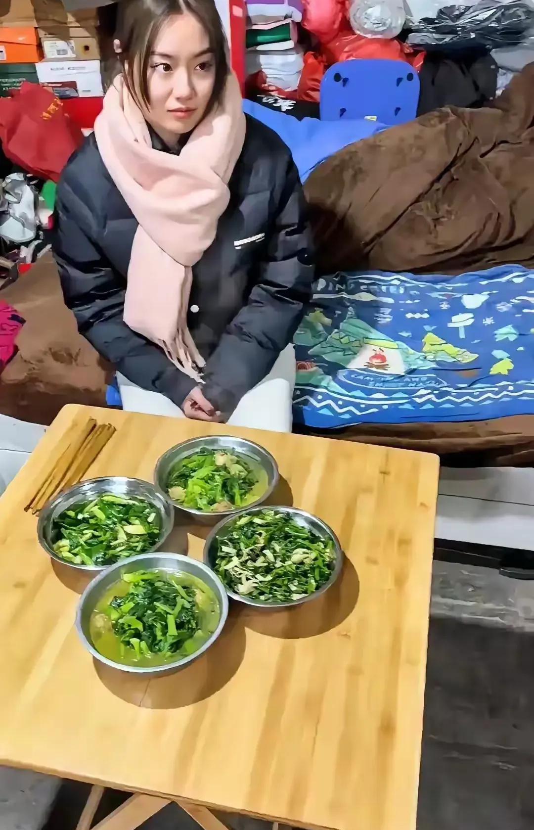女朋友第一次来我们家吃饭，我妈给她做了一大桌好吃的菜