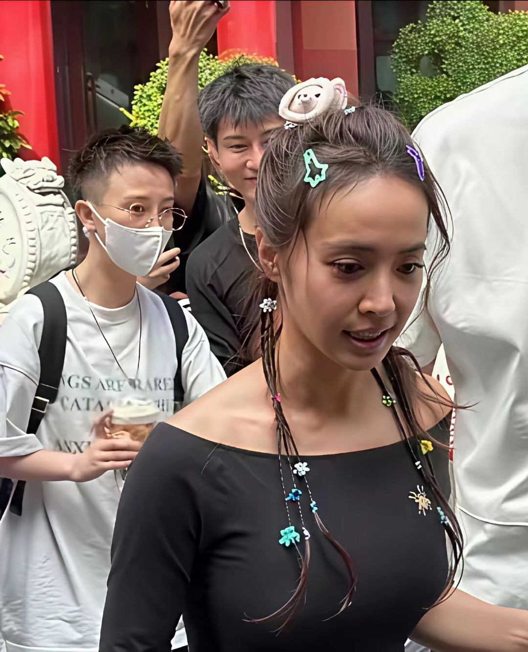 快五十了吧？看起来还这么年轻，彩色编发，少女感拉满