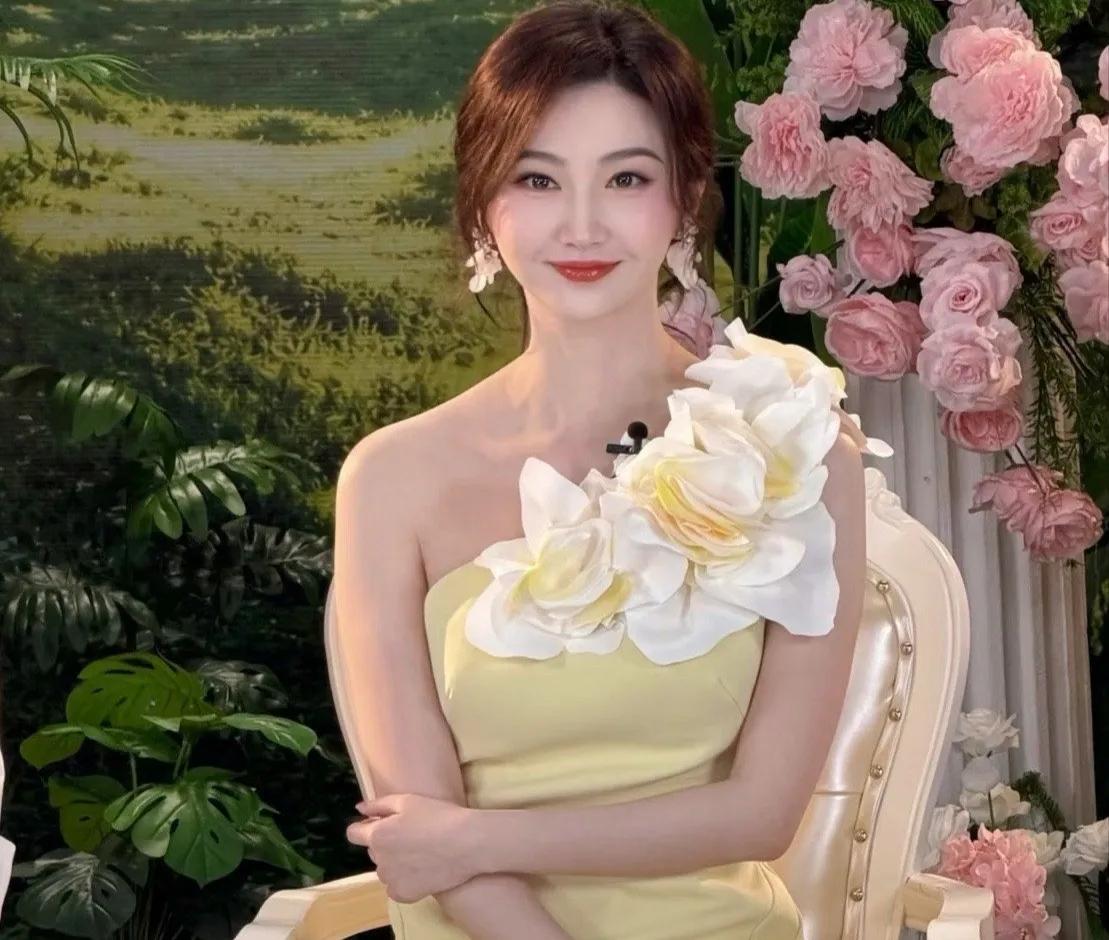 谁能扛得住景甜这版"人间富贵花"的暴击？奶黄斜肩裙配上大朵花饰，生图里的她舒展