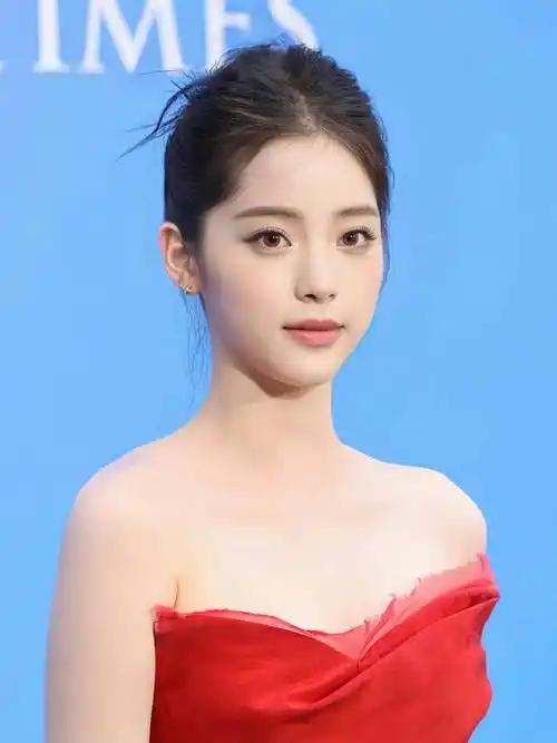 欧阳娜娜玩音乐时的迷人当聚光灯打在欧阳娜娜的大提琴上，她便成了舞台上最亮眼