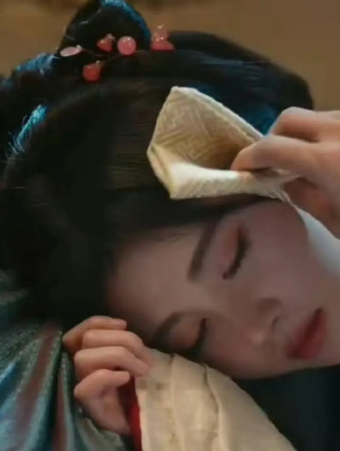 这隔着头发擦什么，擦头油吗?