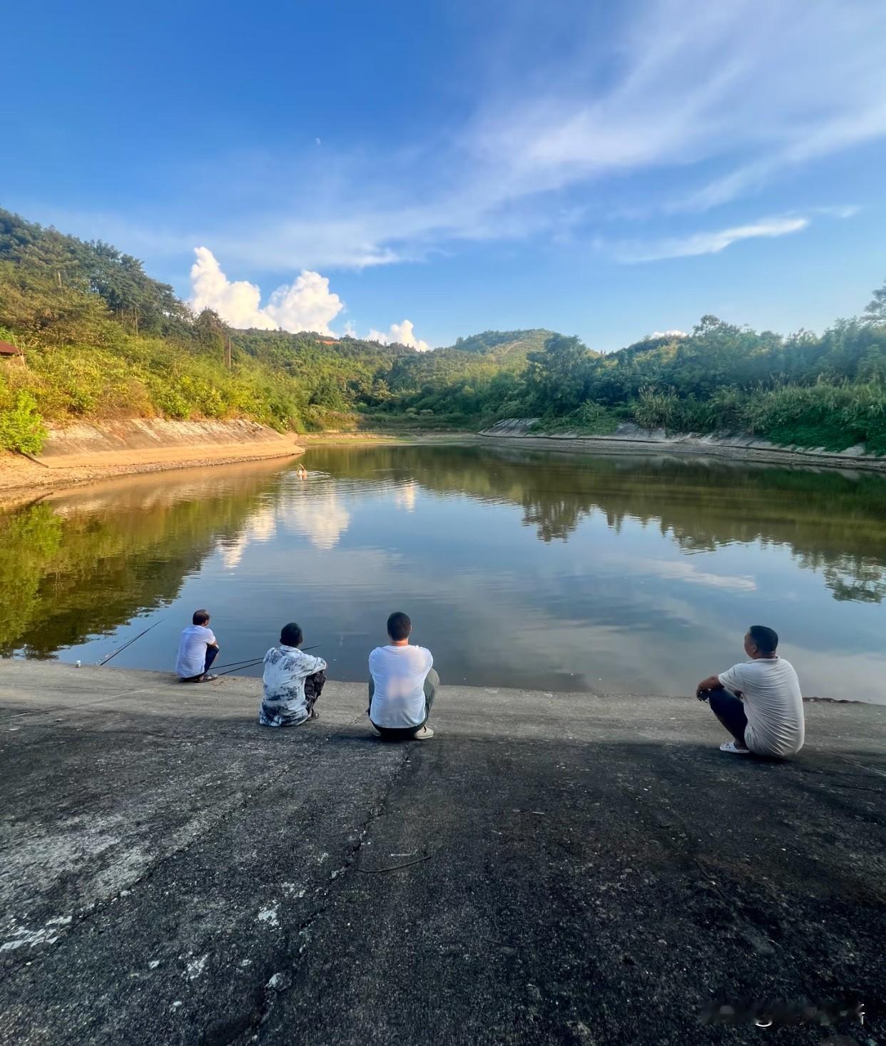 村里的大叔们，今年不出去打工了谁老家还没几个常年在外的长辈？十五六就南下，