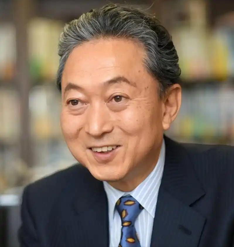 昨天日本众议院宣布解散，石破茂等四位前首相罕见同框，唯独不见鸠山由纪夫的身影。1