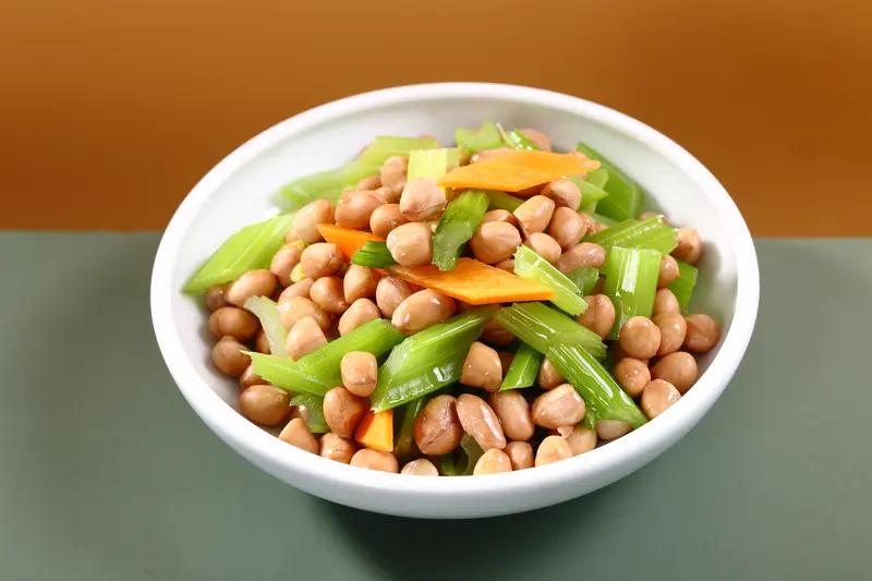 你问我答花生米和黄瓜能同食。花生米是花生的种子，富含蛋白质、维生素、脂肪等；黄