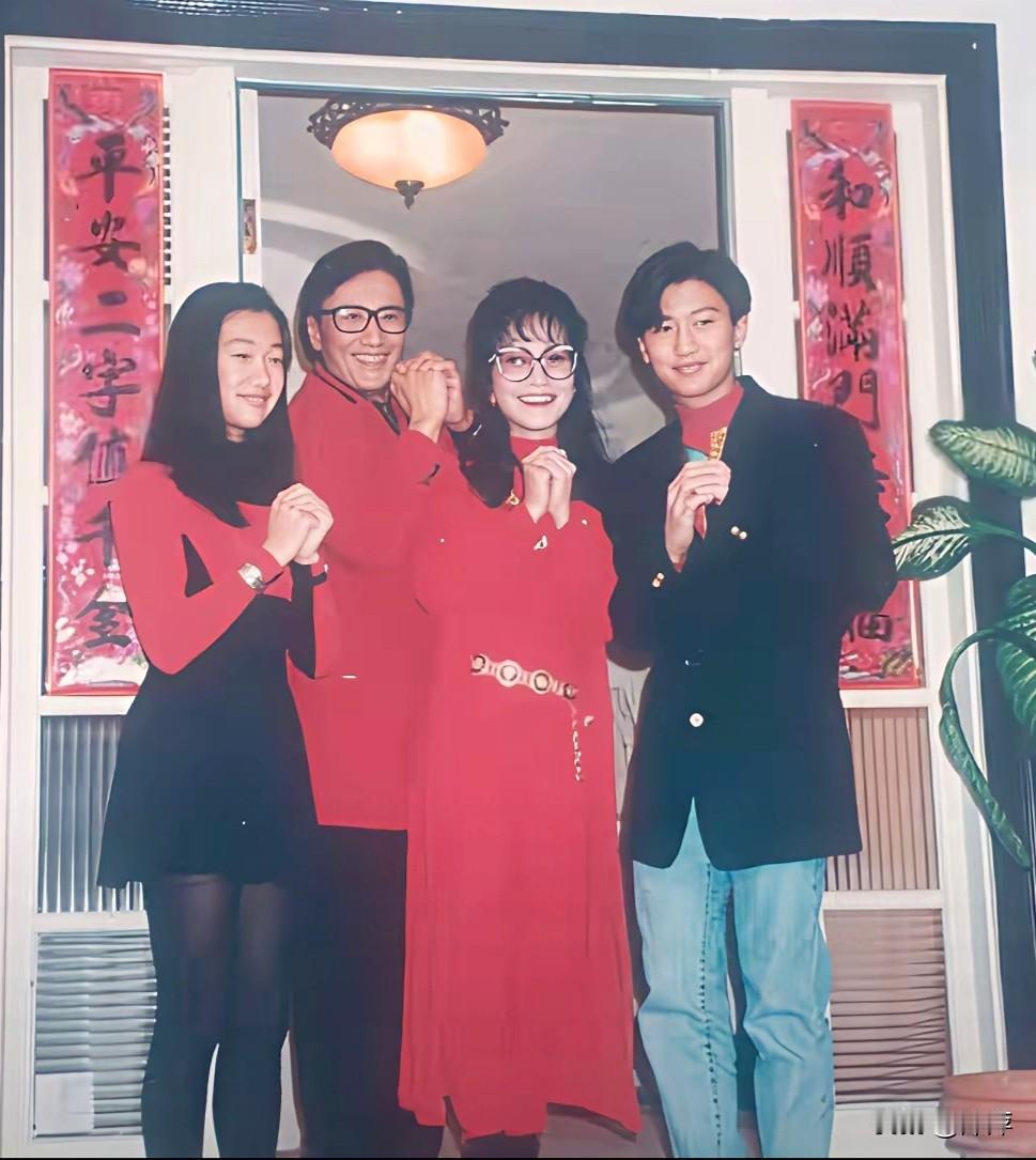 谢贤的新年全家福。