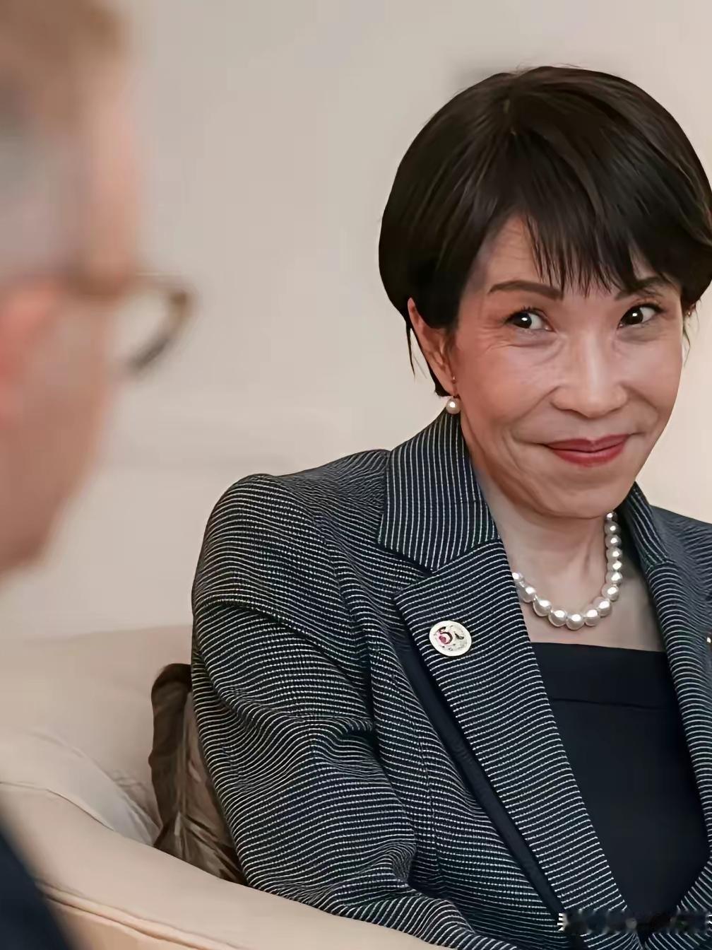 日本记者把话筒怼到面前，问为什么卡稀土出口。我方一句话封死：就是防你拥核，防