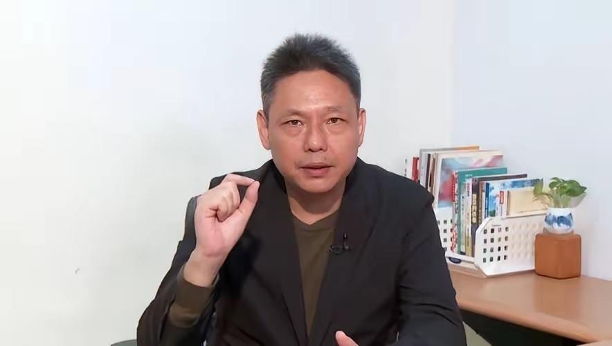 台湾时事评论员谢寒冰：你们知道中国大陆这两天在干什么吗？他在给全国的退伍军人制发