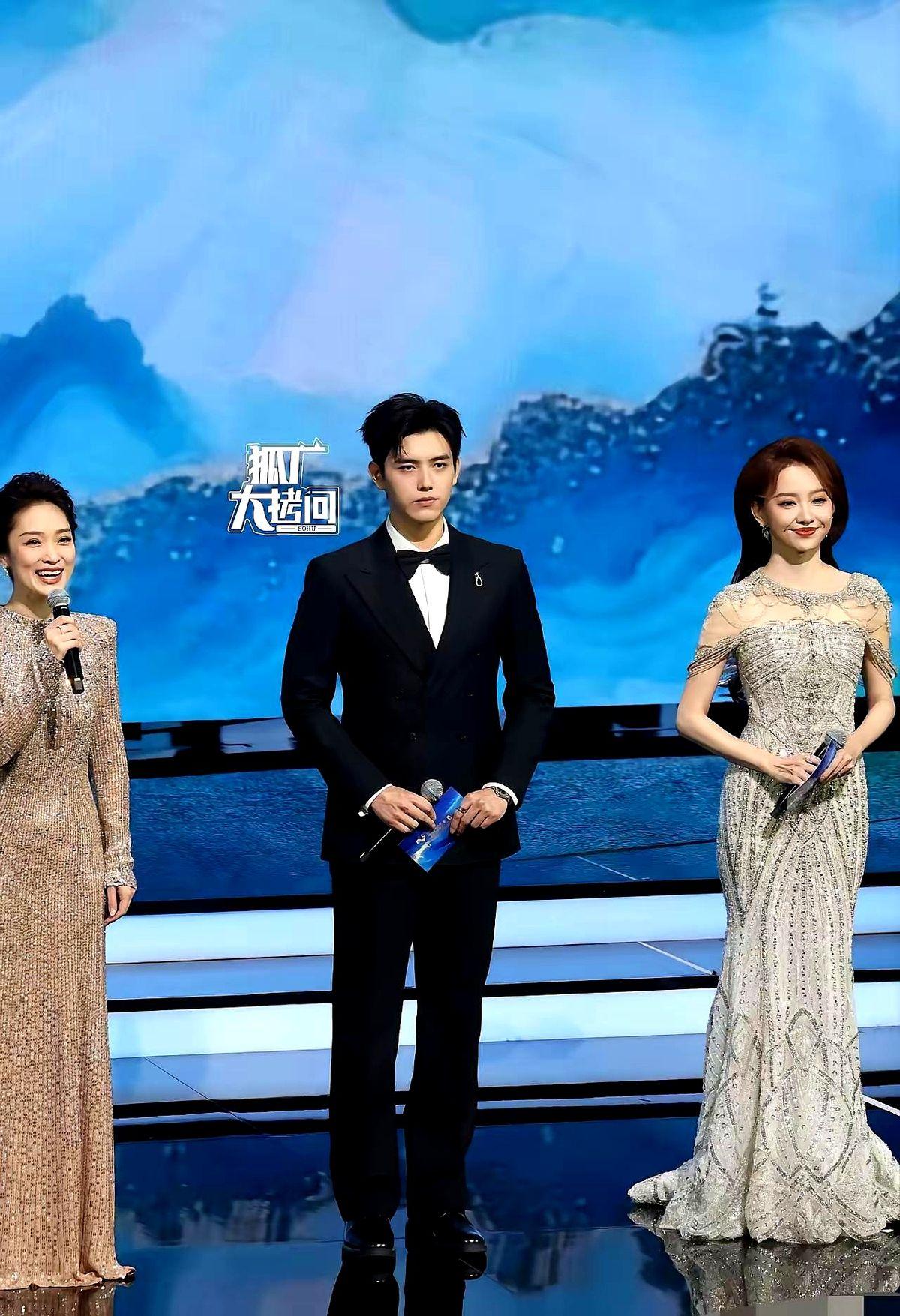 金鸡奖开幕式最尴尬的，是站在C位主持的陈凯歌的儿子陈飞宇！作为新人，他让蓝羽和