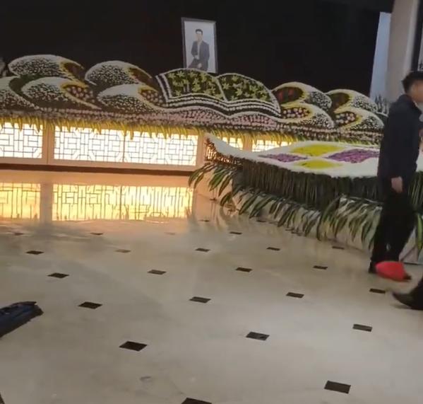 张老师一路走好张雪峰老师的追悼会将于2026年3月2