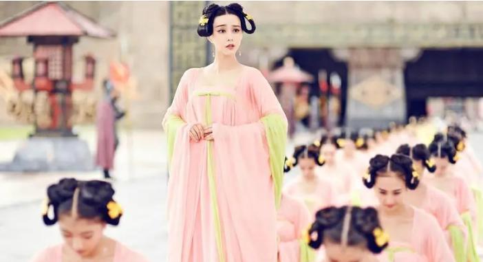 639年，15岁的武媚娘头一次为李世民侍寝，正要沐浴洗澡时，身边却站着一圈男人直