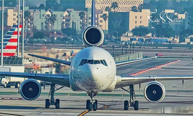 【最新消息：美国一架货机坠毁】华盛顿时间2025年11月4日，美国有线电视新闻