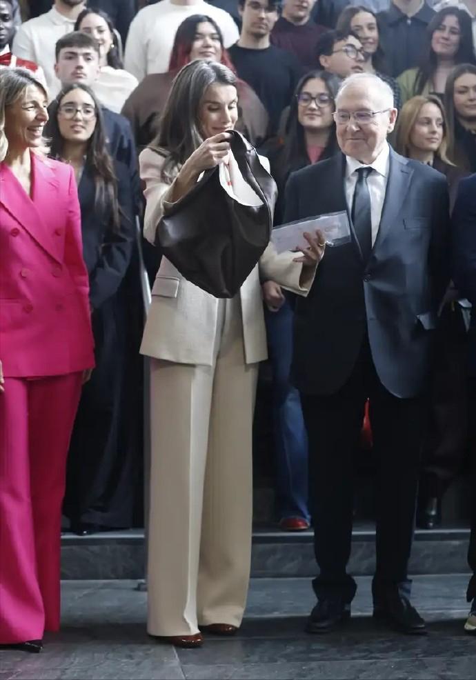 莱蒂齐亚王后在4月8日出席“青年英才计划”10周年活动时，收到了两份特别喜欢的礼