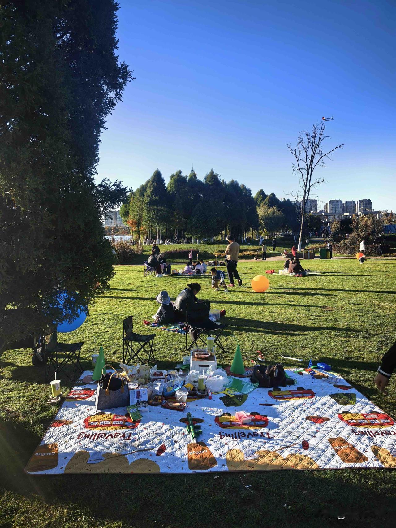 这才是昆明人的松弛感吧藏在瑞士园公园的暖阳里真的懂了！昆明的松弛感从不是装