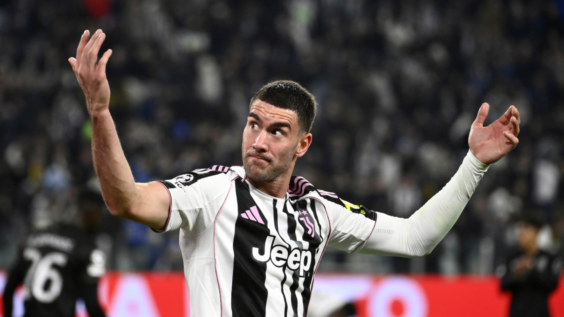 罗马诺报道，拜仁终止了和尤文前锋弗拉霍维奇的接触，球员本人似乎更倾向于留在斑马军