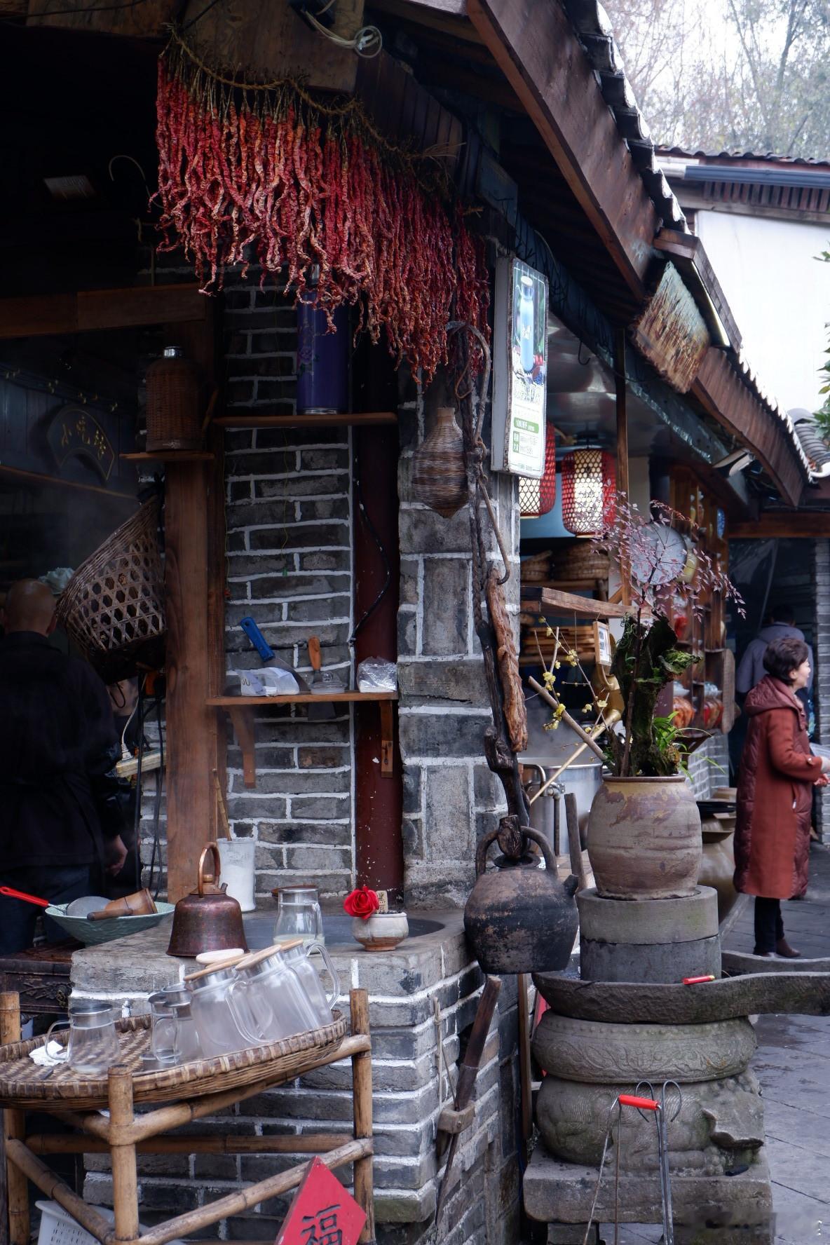 26年第1天，大家节日快乐！大众点评青城山排第1的川菜店青城甲，一进去真的像个热