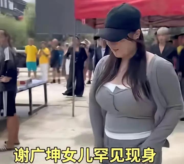 镜头里这对母女，很多人一眼就能认出来。《乡村爱情》里饰演王小蒙的母亲，是谢广坤