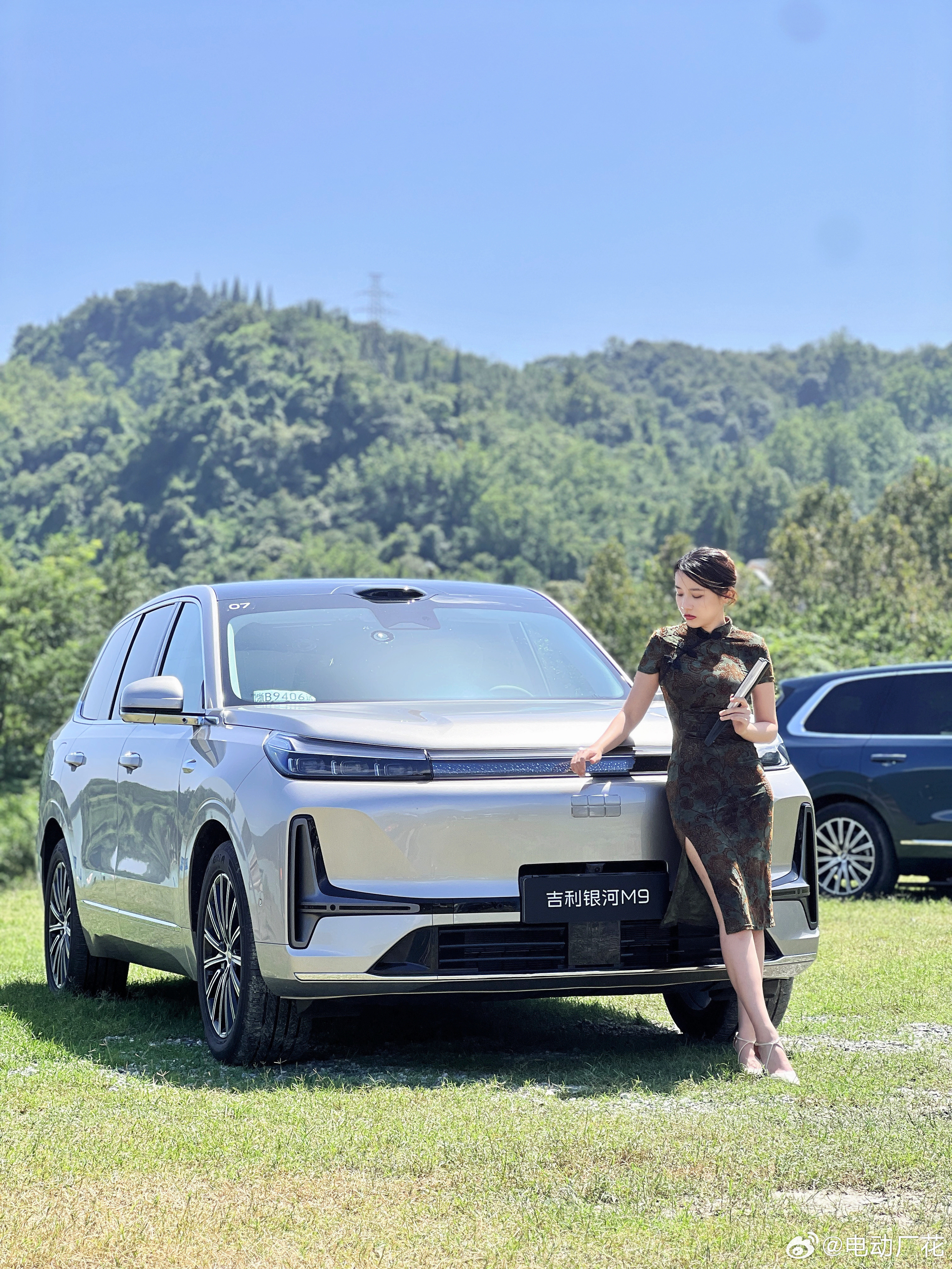 阳光正好～遛熊猫🐼…全家都爱银河M9新能源汽车​​​