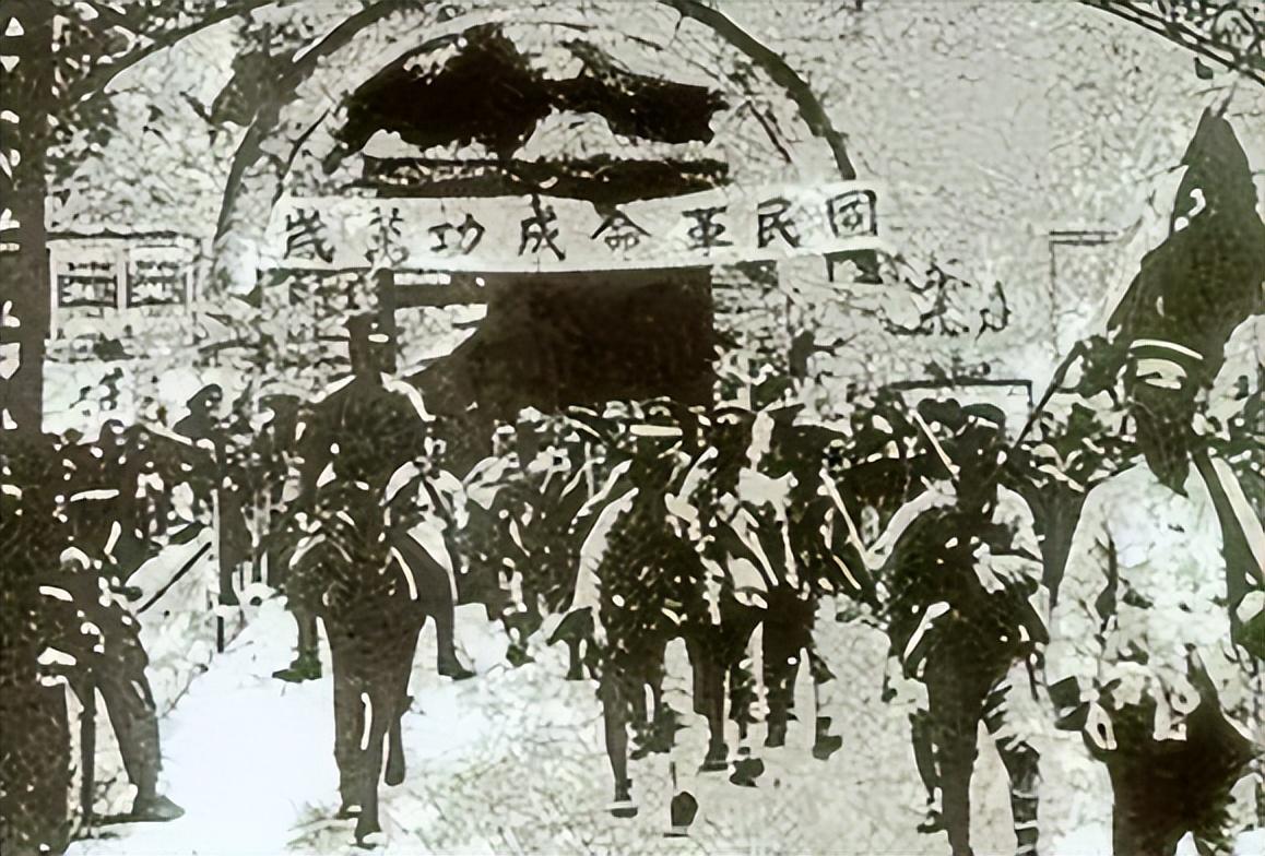 久经沙场人多势众的北洋军阀，为什么在北伐军面前不堪一击？表面上看，这简直不可