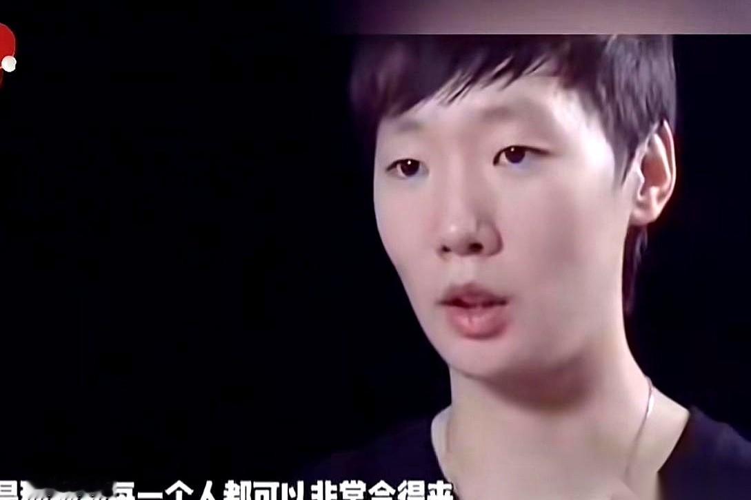 翻看一段王曼昱的采访记录，话题绕不开网带对面的孙颖莎。面对镜头，王曼昱没说那些四平八稳的套话，而是直