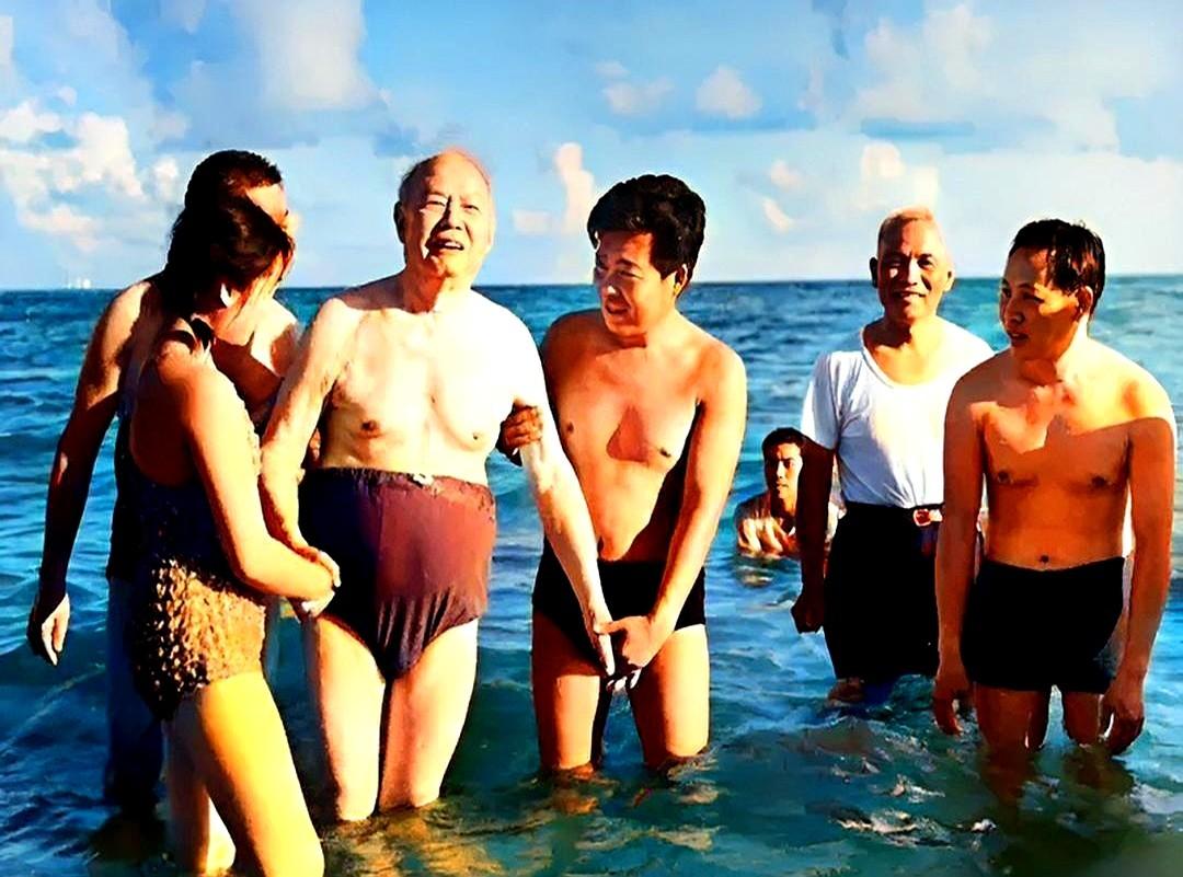 “原来元帅也怕孙子抢遥控器。”1980年代初，叶剑英把全家老小三十多口硬塞进