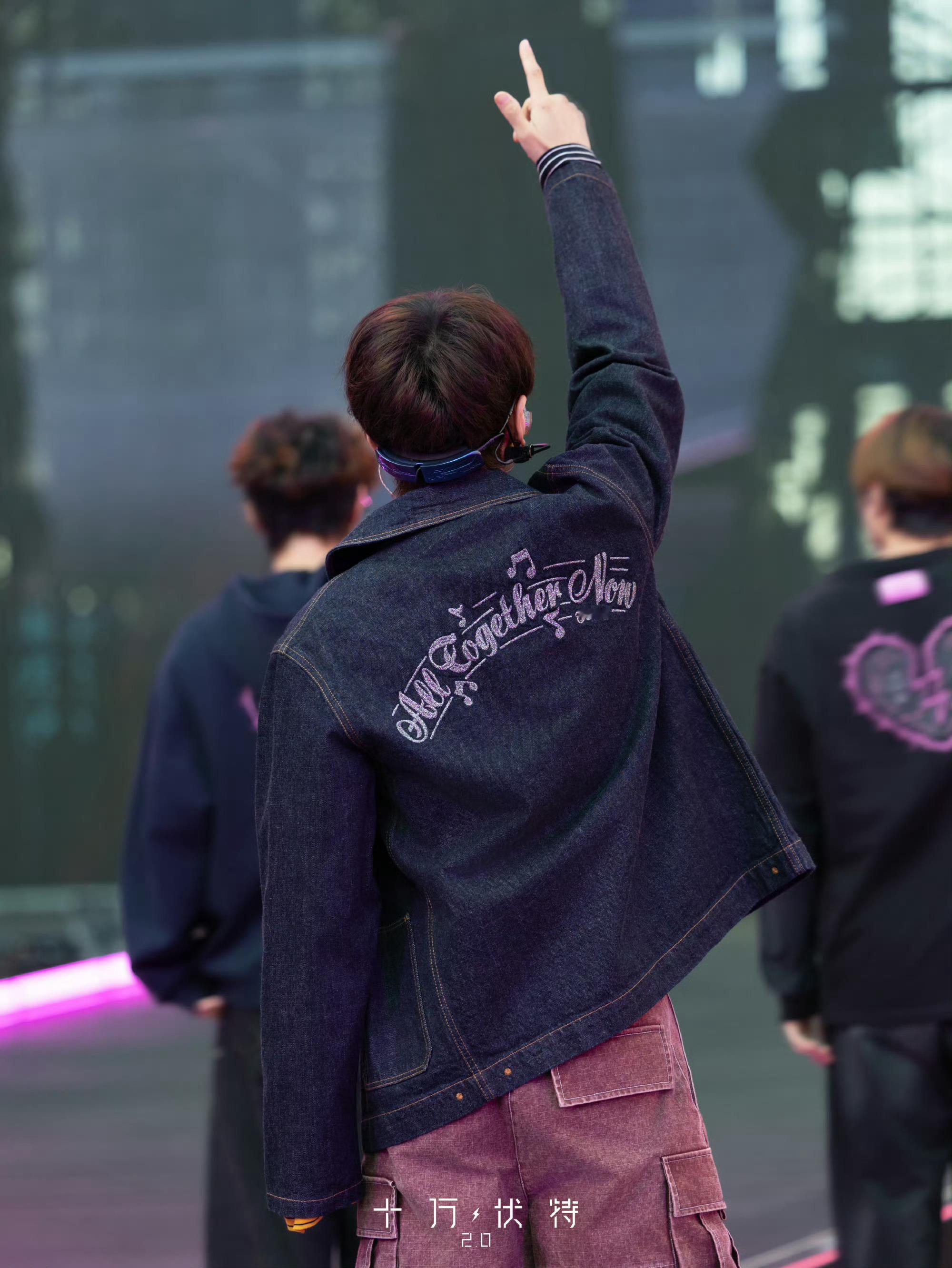 汪苏泷给场外观众准备了姜茶他连暖意都要亲手递到你掌心！当别家粉丝炫耀灯牌时，我