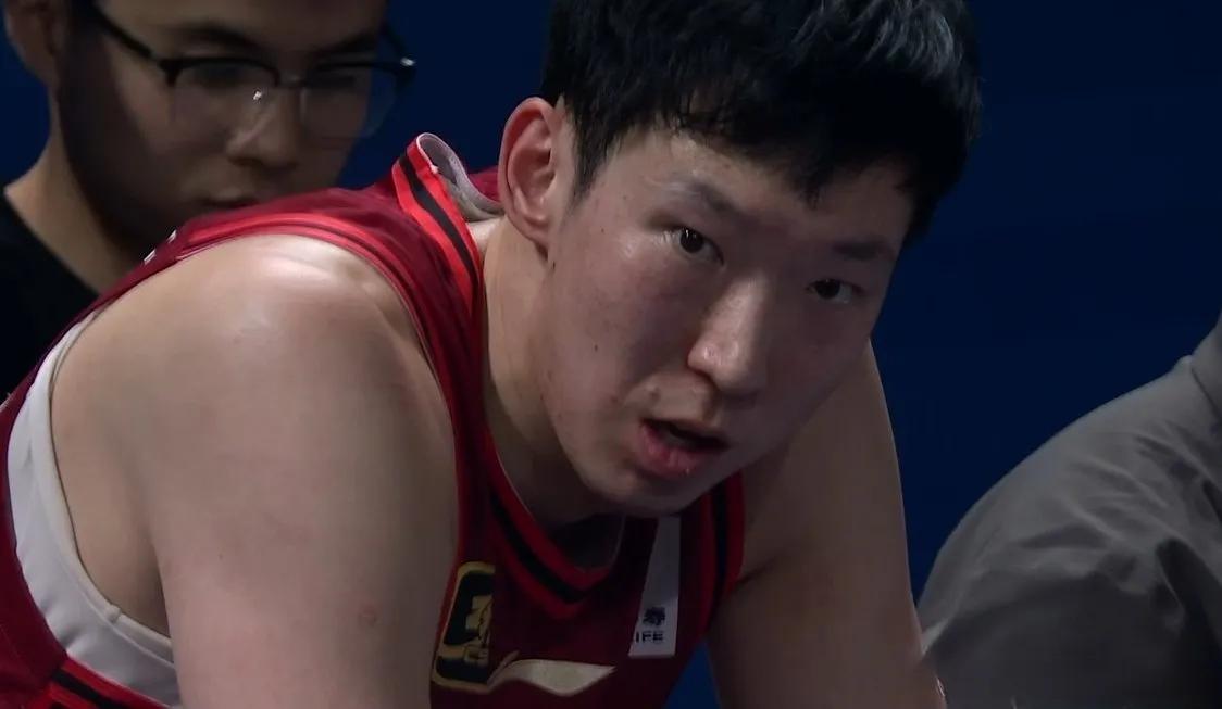 G6周琦31分10板2助已经足够优秀，奈何遇上青春旋风的浙江广厦，再次与新疆龃龉