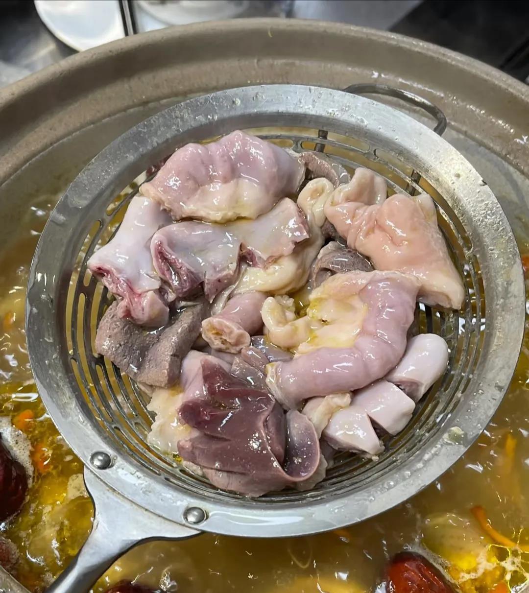 广东人对猪杂的痴迷程度，简直超乎想象！猪杂在广东人餐桌上，那是灵魂般的存在，百吃